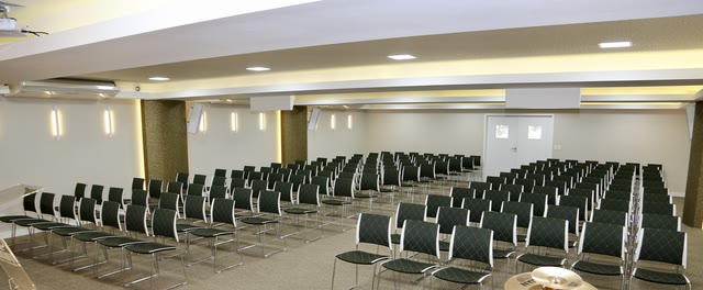 Auditório montado em formato plateia, com até 160 lugares.