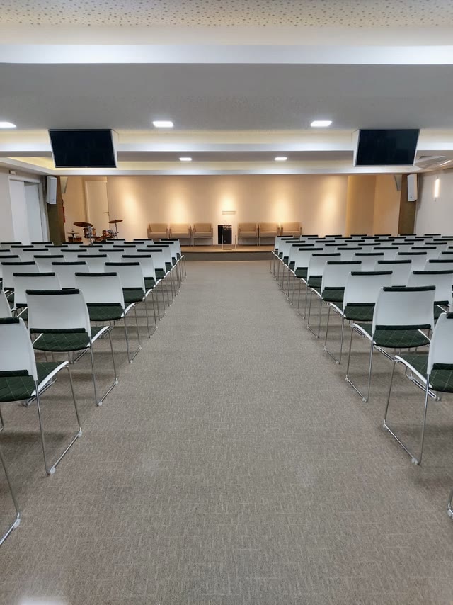 Acústica tratada, iluminação e ar-condicionado em todo o salão.