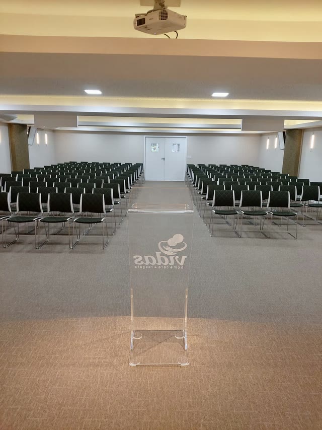 Projetor fixo no teto, pronto para a sua apresentação.