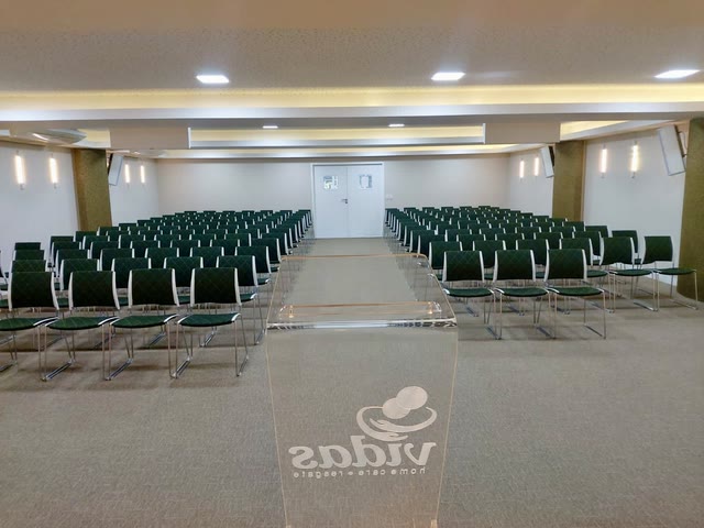 Tribuna e corredor central: visão de quem apresenta.